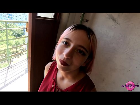 ❤️ Ikasle sentsuak arrotz bat zurrupatzen du kanpoaldean - Cum On His Face ❤❌ Sluts gugan ❌️